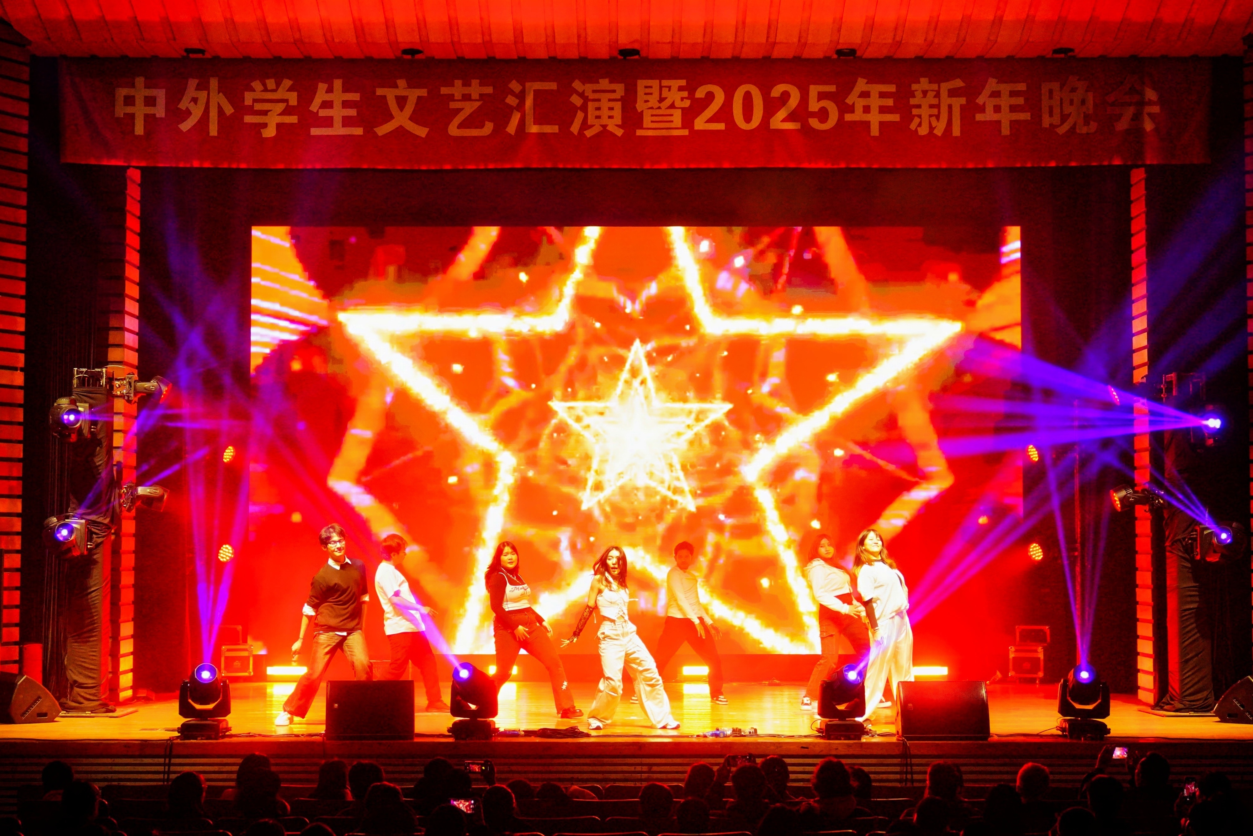 包含兼收并蓄：联盟中多元文化的精彩展现的词条