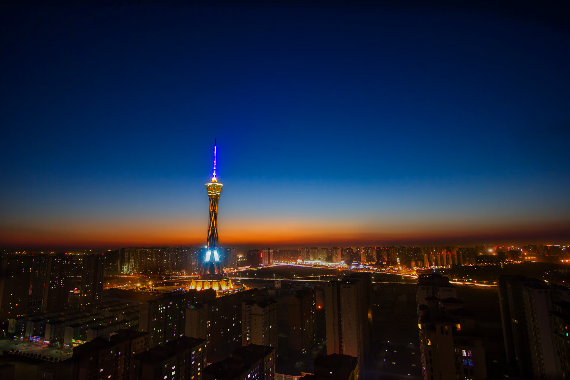 开云体育中国官网-凯莉·麦基翁三冠加身，凯莉·麦吉利斯照片